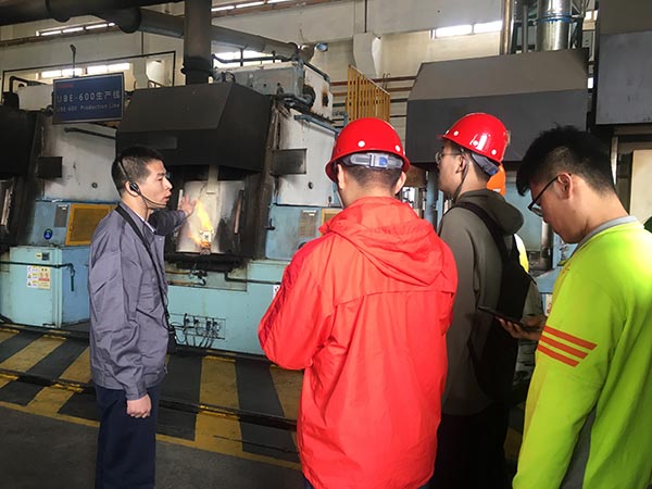 青島科技大學(xué)組織學(xué)生來青島豐東熱處理參觀學(xué)習(xí)