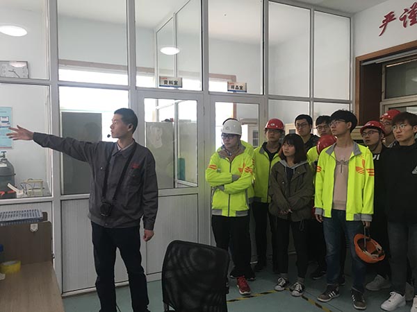青島科技大學(xué)組織學(xué)生來青島豐東熱處理參觀學(xué)習(xí)
